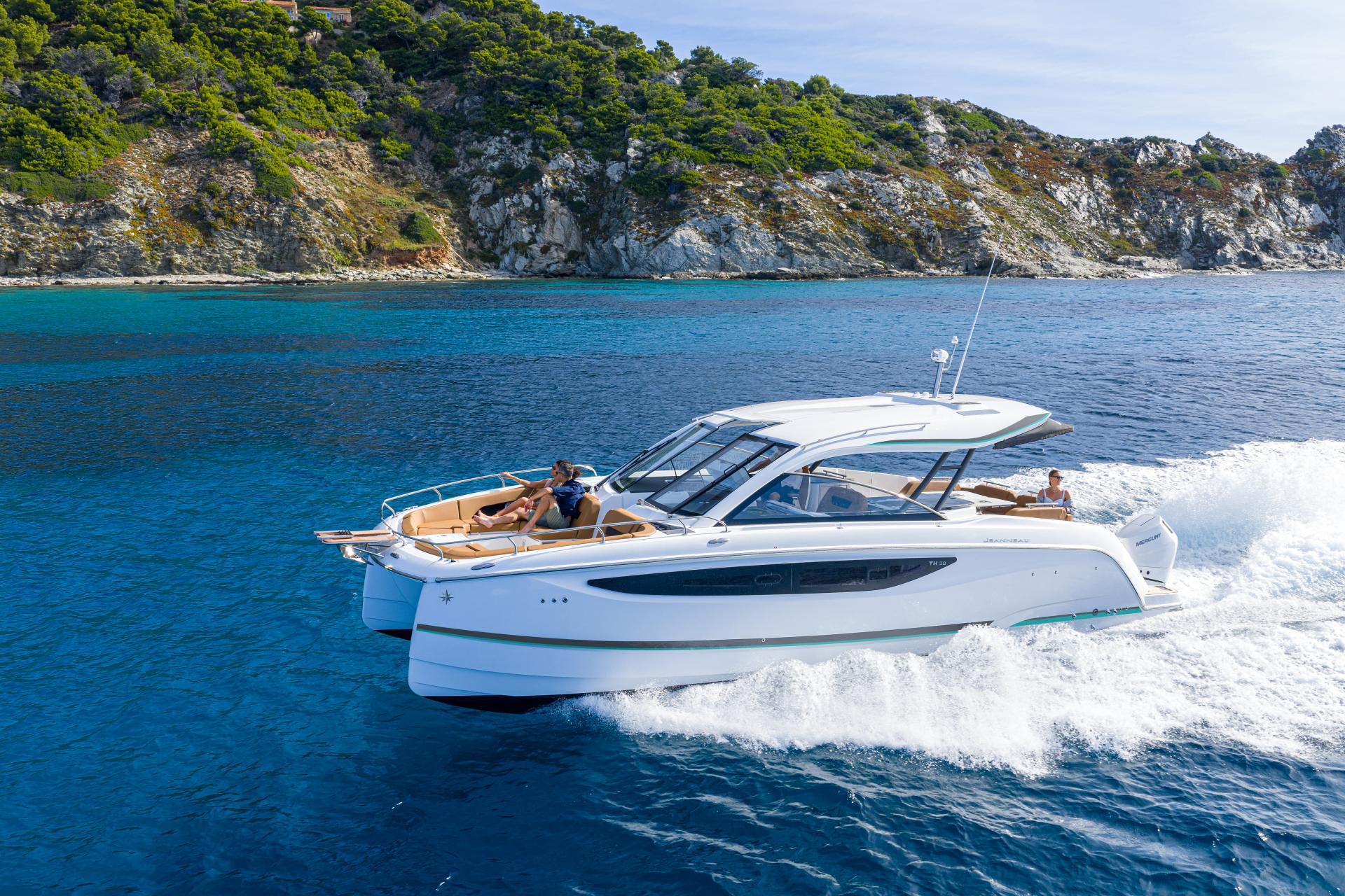 Jeanneau TH38, catamaran à moteur